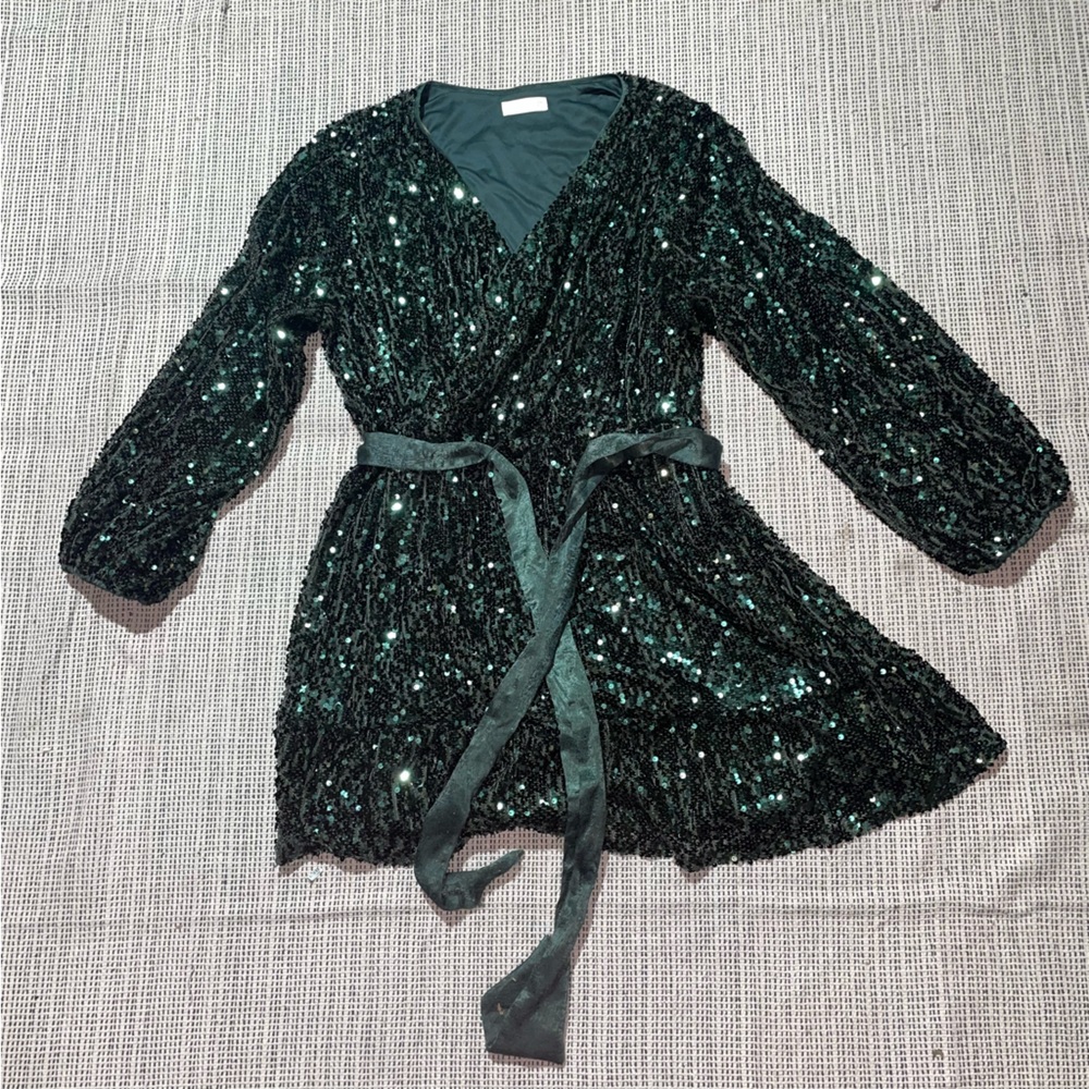 Elegant Green Sequin Wrap Dress - Picture 4 of 8